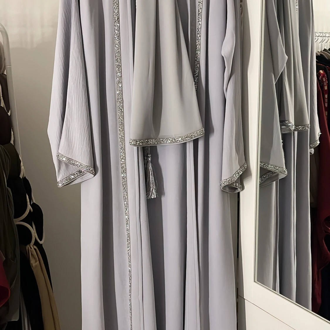 Abaya med glittriga detaljer