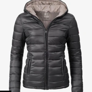 Svart dunjacka från Marikoo - Snygg svart dunjacka från Marikoo med dragkedja och huva. Jackan har en figurnära passform och långa ärmar. Säljer då den tyvärr inte kommer till användning 💕 skriv för fler bilder!