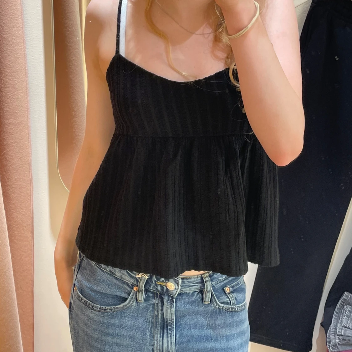 Svart ribbad linnetopp