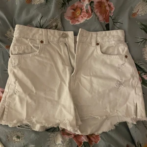  jeansshorts  - Snygga vita jeansshorts med slitna detaljer, säljer då de är för små 💕tror de skulle motsvara 34? (Lappen är borta så kan inte se) perfekt till vår och sommar med en stickad tröja eller linne!! 😋Kan inte visa bilder på då det är för små :(