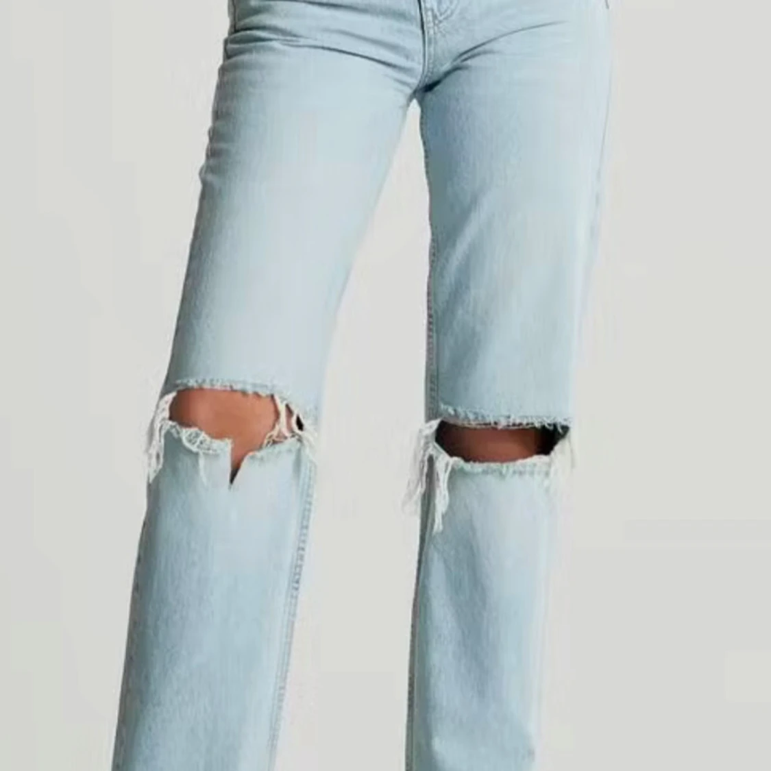 Ljusa jeans med slitningar