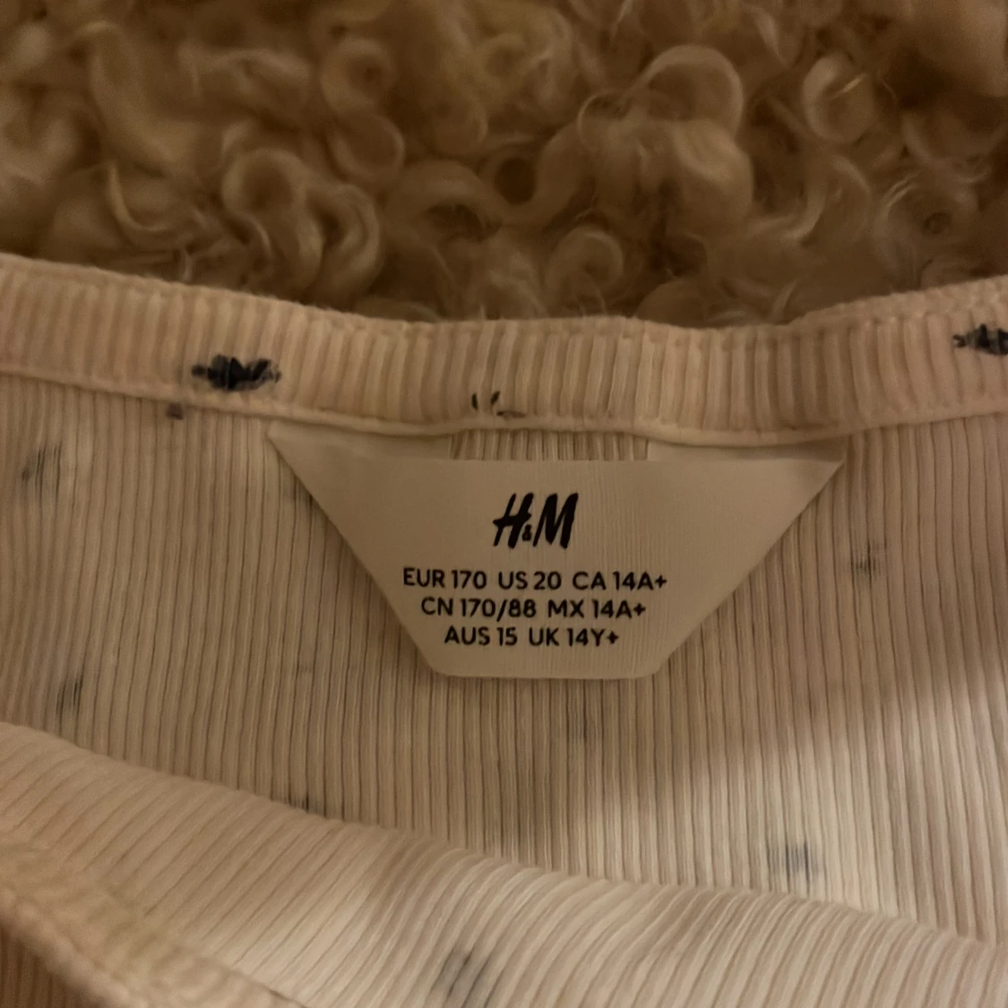 Två vitta ribbade toppar från H&M - 1