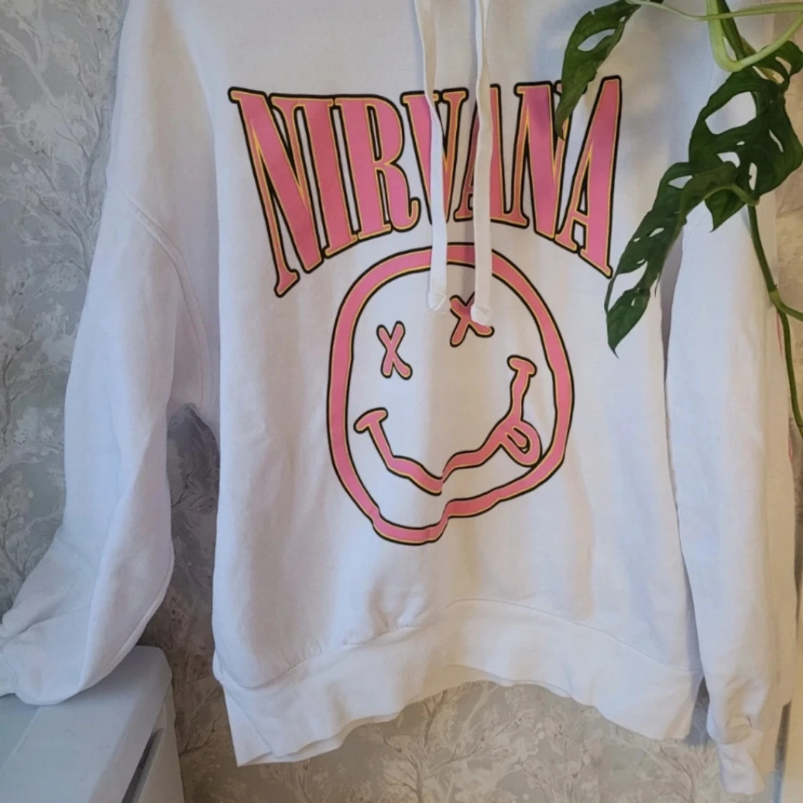 Vit Nirvana hoodie med rosa tryck