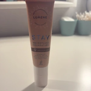 Foundation  - Lumene stat weightless foundation i färgen 9 deep rich. Säljer då jag råkat köpa fel färg. Nästan allt är kvar !!💘
