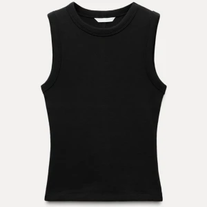 Svart ärmlös topp från Zara - Snygg svart ärmlös topp från Zara i ett enkelt och stilrent design. Perfekt för lager-på-lager eller att bära som den är. Tillverkad i ett mjukt och bekvämt material. Oanvänt med del av prislapp kvar, orginal pris 129 säljer 40. Skriv vid frågor eller för egna bilder (pris kan diskuteras)