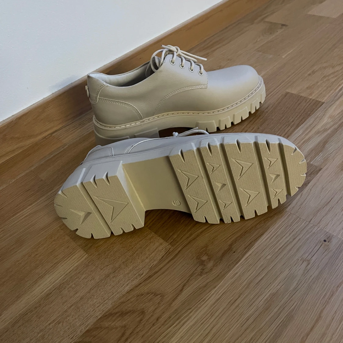 Beige snörskor med grov sula - 3