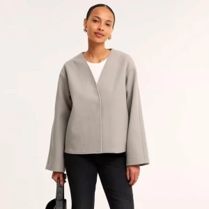 Kappa - Slutsåld beige/grå kappa från Kappahl. Använd men väldigt fint skick, Inköpt i höstas. Nypris 699kr. Storlek S men sitter som XS/S. Skönt och bra material. Säljer då jag har många andra kappor. Tryck gärna på köp nu. 