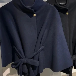 Populär missay poncho - Så snygg mörkblå kappa med knytband i midjan och en elegant knappdetalj vid halsen. Helt ny aldrig använd då jag köpte 2 stycken💕