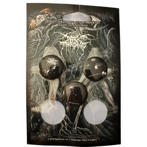 Darkthrone Pins - 3 st darkthrone pins. Nypris 89kr på Bengans, saknas dock 2 st pins för vet inte vart dom är ;( 2,4cm bred