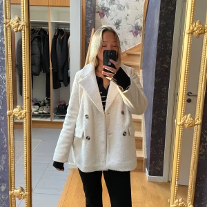 Vit kappa  - Säljer min vita kappa från Vera Moda, strl S. Jättebra skick, super snygg men har för mycket kappor. Kom med bud 