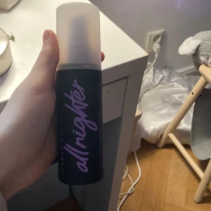 All Nighter  Urban Decay Setting Spray - Säljer en Urban Decay All Nighter Makeup Setting Spray. Det är mer än hälften kvar inuti, ni kan skicka tillbaka om det kommer fram en tom vilket det inte kommer hända.