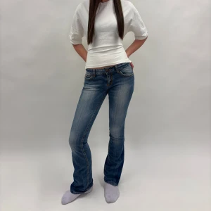 Blå bootcut jeans - Blå omgjorda skinnyjeans till bootcut, modellen är 172 cm🙌