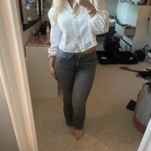 Grå bootcut jeans - Supersnygga bootcut jeans som är midwaist. Storlek M längd 30💗 skriv för fler bilder
