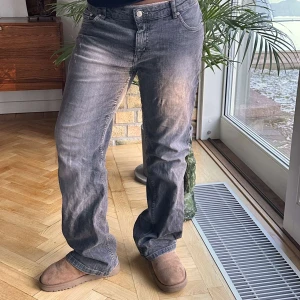 Grå jeans - Säljer ett par grå jeansmed en klassisk femficksdesign.  har en straight passform och är lite loose i designen men även utsvängda syns dock inte på bilden Storlek M 