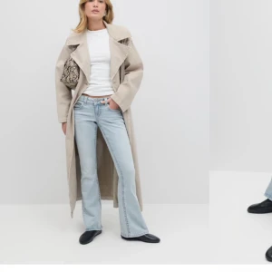 Ljusblå bootcut jeans - Lågmidjade bootcut jeans i ljusblå färg med figurnära passform. De har stretchig kvalitet, bälteshällor, framfickor och bakfickor med knapp och lock. Perfekta för en stilren look. Prislapp kvar