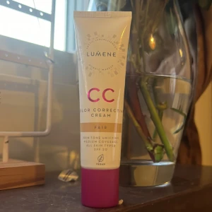 Lumene CC Color Correcting Cream Fair - Lumene CC Color Correcting Cream i nyansen Fair. Denna kräm erbjuder medium täckning och är lämplig för alla hudtyper. Innehåller SPF 20 för solskydd och är vegansk. Perfekt för att jämna ut hudtonen. Jag har använt den fåtal gånger och skulle säga att det är mycket kvar i!😍så lite mindre är 30ml