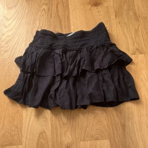 Mörkblå volang kjol från Bershka - Säljer en mörkblåa kort volangkjol från Bershka. Kjolen har en elastisk midja och flera lager av volanger som ger en fin rörelse. Perfekt för att skapa en trendig look. Inga defekter då den endast är använd en gång🩷 pris kan diskuteras🩷