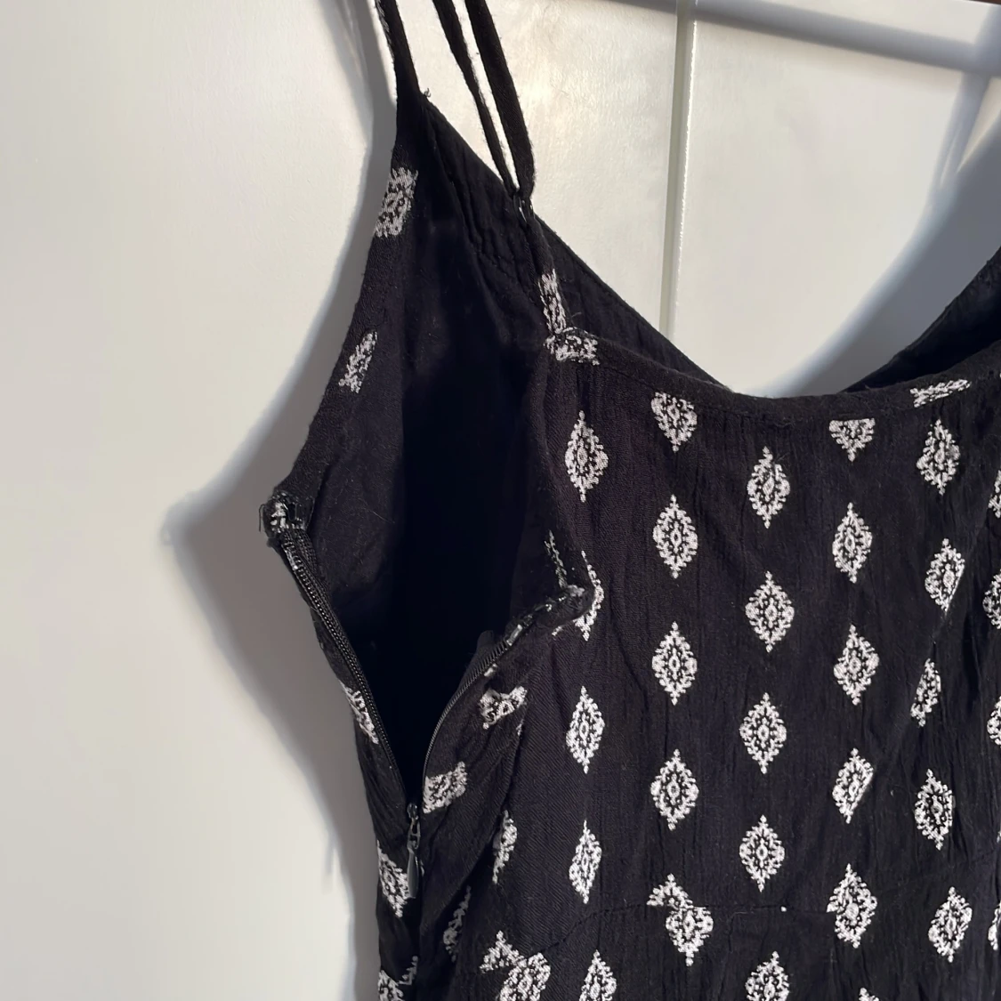 Svart mönstrad jumpsuit - 2