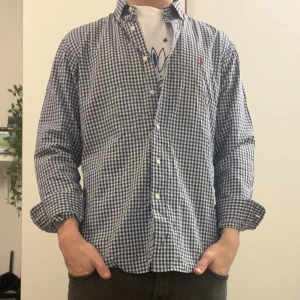 Ralph Lauren skjorta  - Snygg RL skjorta som är perfekt till sommaren, bra skick.                                                                      {storlek M passar M