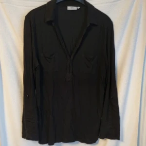 Skjorta - Svart skjorta i storlek M från me&i. I fint skick. Ärmarna går att vika upp och sättas fast med knapp.