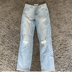 Ljusblå jeans  - Snygga ljusblå jeans med slitningar på knäna. De har en klassisk femficksdesign och är straight. Använda endast en gång!💓