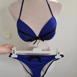 Bikini 38 - Underdelen är oanvänd. Avtagbara kuddar. Enligt butik är det äkta guld på knäppningen på överdelen.