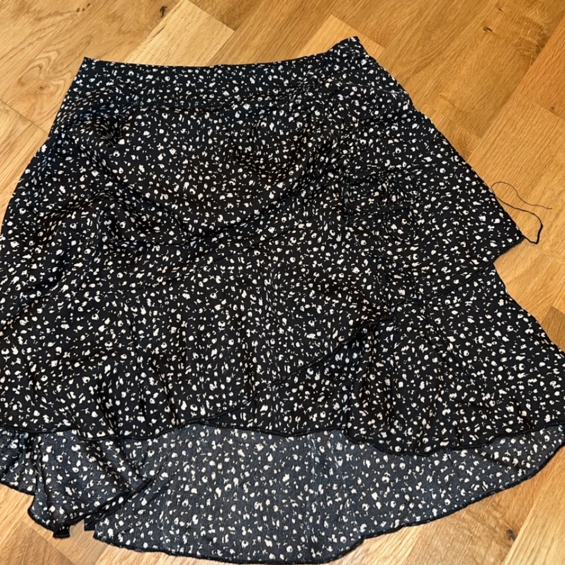 Svart omlottkjol med vita prickar - 1