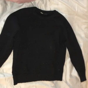 Svart tröja från ONLY - Säljer en klassisk svart tröja från ONLY i storlek XS. Tröjan har en enkel design med långa ärmar och rund halsringning. Perfekt för en stilren look.