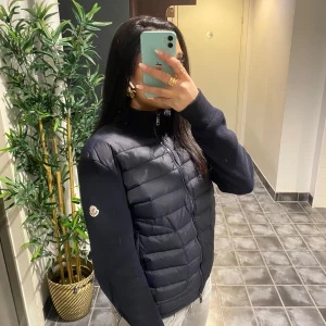 Svart dunjacka från Moncler - Säljer en mörkblå cardigan i stl S vet ej om den är äkta då jag inte har kvitto på den men qr koden funkar, där av priser