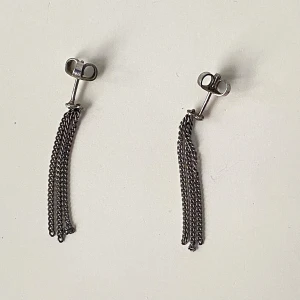 Silverörhängen med kedjor - Snygga  silverörhängen med hängande kedjor. Perfekta för att ge en stilren touch till din outfit. Stämplat 835 i bakstycke 
