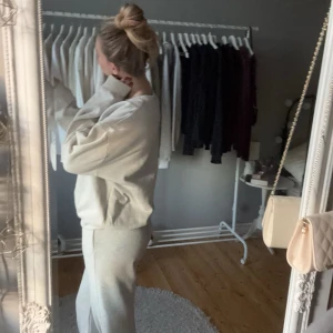 Grå mjukisbyxor från Gina Tricot - Säljer ett par bekväma grå mjukisbyxor från Gina Tricot. Använt några gånger men inget slitage eller märken alls. Säljer även ett par rosa som finns i min profil😊