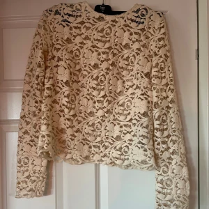 Beige spetsblus aldrig använd - beige spetsblus med långärmad design. Så himla fin