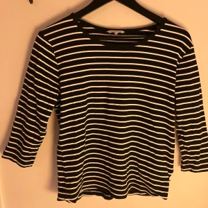 Randig tröja - Svart och vitrandiga tröja som är köpt secondhand. 💕