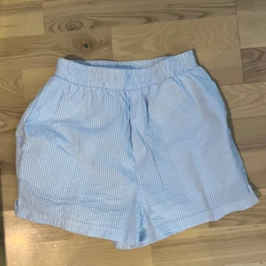 Randiga shorts  - Ett par ljus blå o vita randiga shorts 