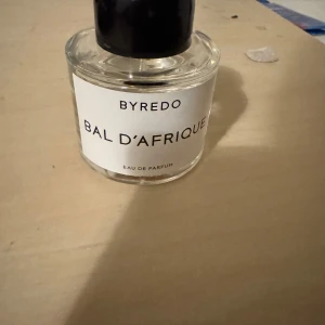 Bal d'Afrique Eau de Parfum från Byredo - Säljer en elegant flaska Bal d'Afrique Eau de Parfum från. Doften är känd för sina varma och exotiska noter, inspirerad av afrikansk kultur och konst. Använd ett fåtal gånger endast! Köpt för 1400 och säljer för 600