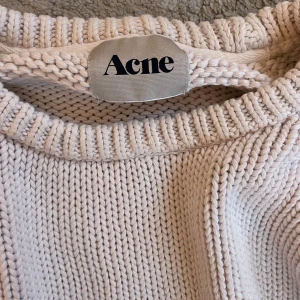 Vit stickad tröja från Acne - Ljus rosa. Nästan vit. Finns ej o köpa. 