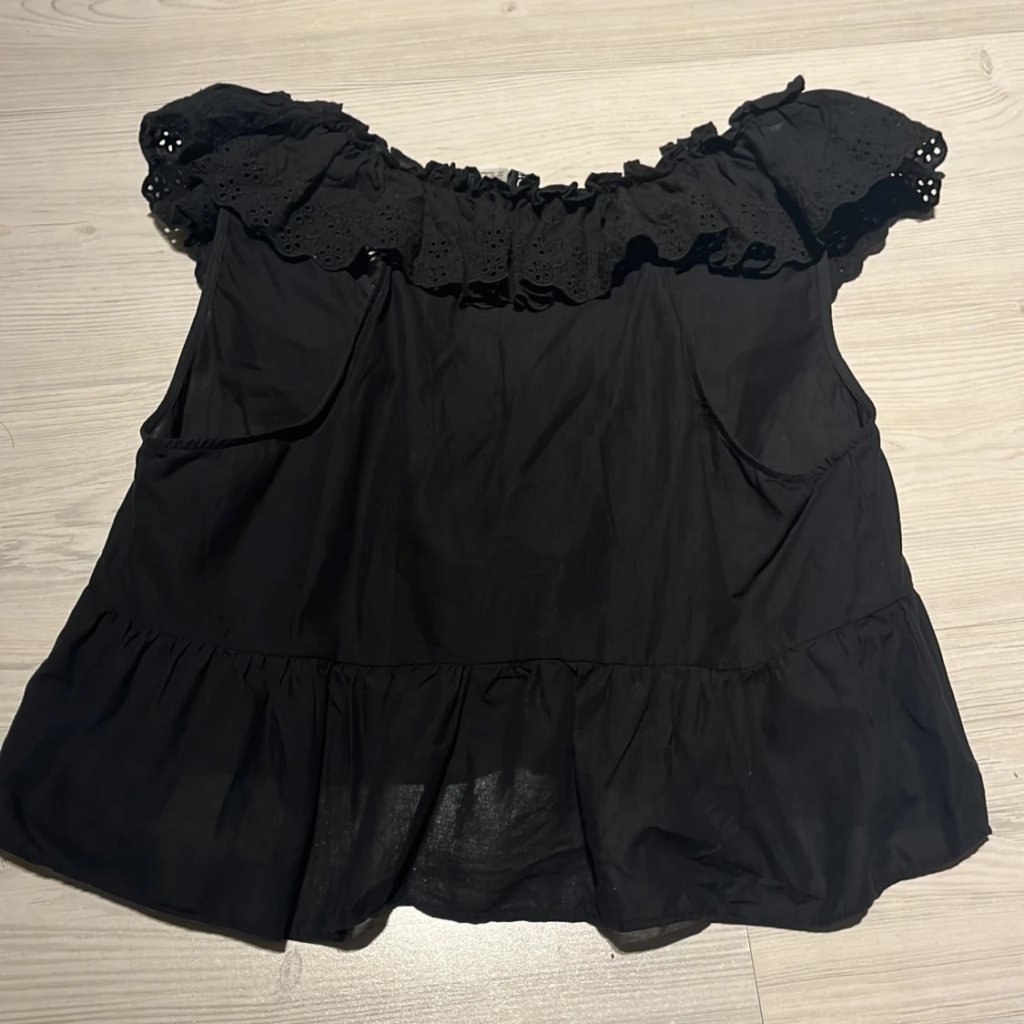 Svart blus med volangdetaljer - 90