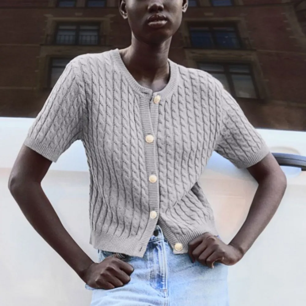 Säljer den populära och slutsålda stilrena grå stickade koftan från H&M med korta ärmar och snygga guldfärgade knappar. Använd bara 2 gånger! Inga defekter! M, passar också S. Neuletakit & Villapaidat.