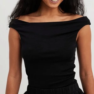 Svart topp - Svart topp från NA-KD, aldrig använd 