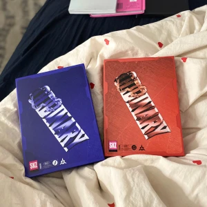 Album 'Ordinary' av SKZ - Två album av SKZ med titeln 'Ordinary'. Ett i blått och ett i rött omslag. Perfekt för fans av gruppen som vill ha en färgglad samling. Båda-300kr En-150kr