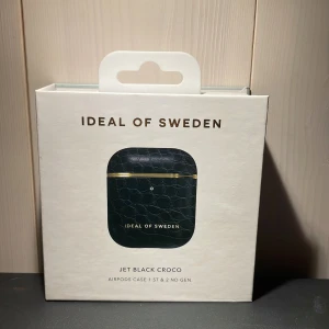 Jet Black Croco AirPods-fodral från IDEAL OF SWEDEN - Hej! Säljer detta fina AirPods fodral för att det inte kommer till användning, testat på en gång men annars har de bara legat i asken den kom i!💗💗Nypris runt 200!💗