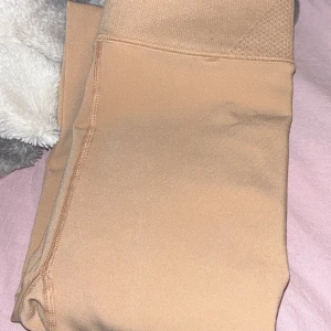 Fodrade strumpbyxor - beige  - Ett par beige strumpbyxor som är fodrade (ej fodrade vid fötterna). Perfekta för kyliga dagar när du vill hålla dig varm. Storlek L från shein (skulle säga lite små i storleken). Endast testade. 