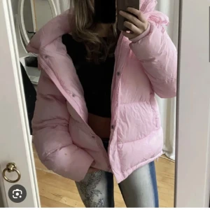 Rosa pufferjacka - INTERESSSEKOLL på den super trendiga och populära rosa vinterjackan från bikbok💘💖💞  OBS! Laddat upp massa nytt fint till vintern så gå in på min profil och kolla så kan jag samposta 🥰🌸