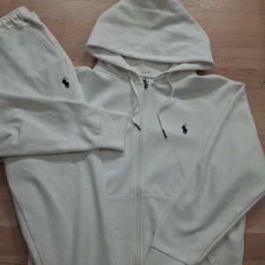 Ralph lauren Tracksuit  - Säljer en snygg Ralph Lauren tracksuit i storleken S. Den är i väldigt bra skick  och bara använd några gånger. Om du har andra frågor är det bara att skicka ett meddelande ✅️