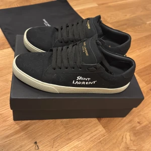 Svarta sneakers från Saint Laurent - Snygga svarta sneakers från Saint Laurent storlek 41 med vit sula och diskret logga på sidan. 