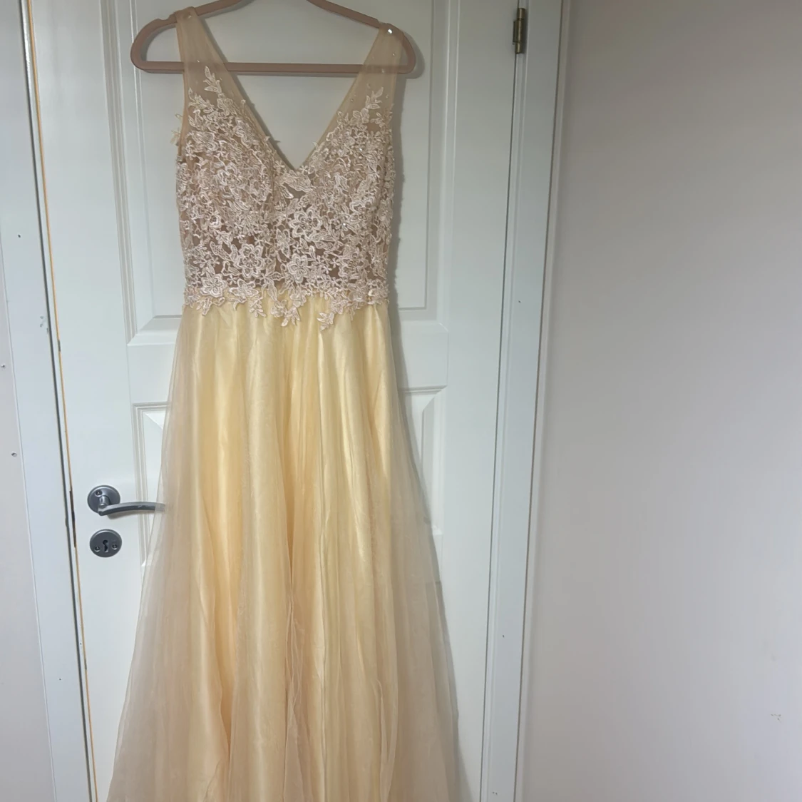 Champagnefärgad långklänning med spetsdetaljer - 90