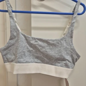 Grå sportbh H&M S - Helt ny, aldrig använd.