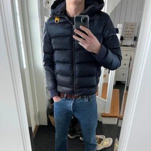 Mörkblå dunjacka från Parajumpers - Säljer min Parajumper vinterjacka som är i väldigt bra skick utan några defekter. Storleken är S. Hör av er vid några frågor. Den är även nyligen kemtvättad så väldigt fräsch. Först till kvarn!