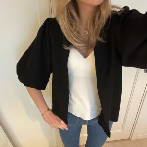 Kofta med puffärmar  - Kofta med korta puffärmar som jag sytt själv i ett tyg av ullblandning🥰 sydd utifrån en storlek xs/s och tog mycket inspiration frpn koftorna/ blusarna från by malina💕💕 