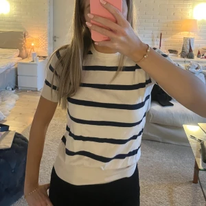 Vit och marinblå randig t-shirt - Så snygg randig stickad T-shirt från Zara i Stl S💖 använd men fint skick